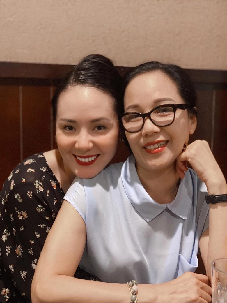 Vóc dáng không thua con gái của mẹ ca sĩ phương linh ở tuổi u70 cư dân mạng phải trầm trồ gia đình toàn cực phẩm - 10