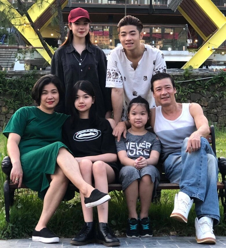vua bãi rác võ hoài nam cưới vợ bằng trực thăng suýt gặp tai nạn vì lông gà giờ là ông bố 4 con hạnh phúc - 9