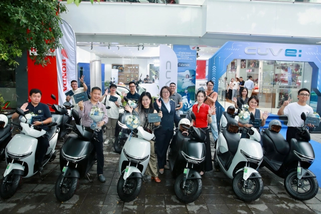 Xe máy điện cao cấp honda cuv e chính thức bàn giao đến những khách hàng đầu tiên - 1