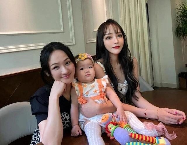 Xinh như gái 20 bà nội u50 chăm cháu thường xuyên bị nhầm là mẹ bỉm con dâu tiết lộ điều ít người biết - 4