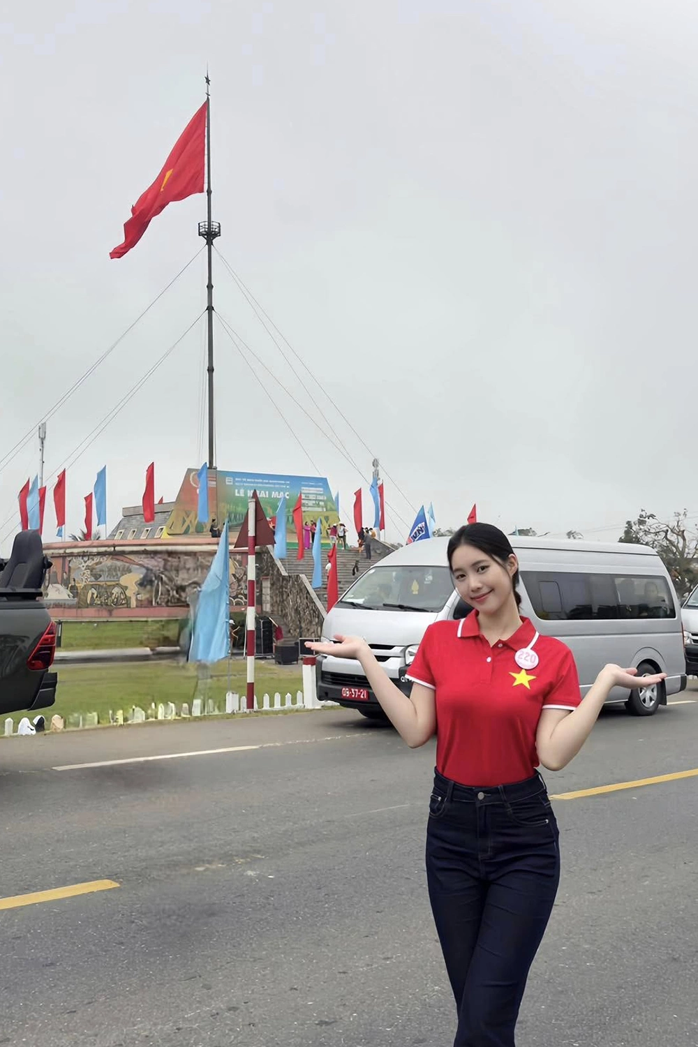 Xuất hiện nữ thiếu uý thi hoa hậu việt nam được khen có nụ cười triệu đô và nhan sắc sáng bừng - 2