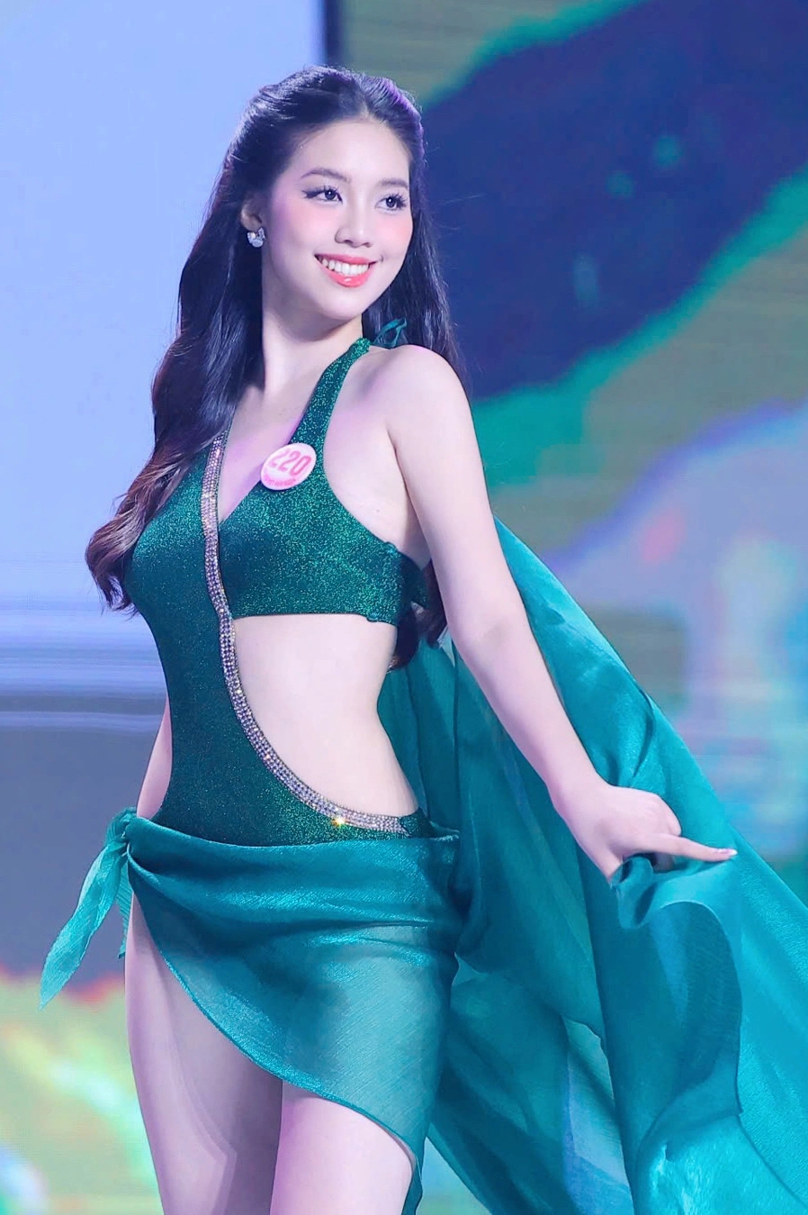 Xuất hiện nữ thiếu uý thi hoa hậu việt nam được khen có nụ cười triệu đô và nhan sắc sáng bừng - 5