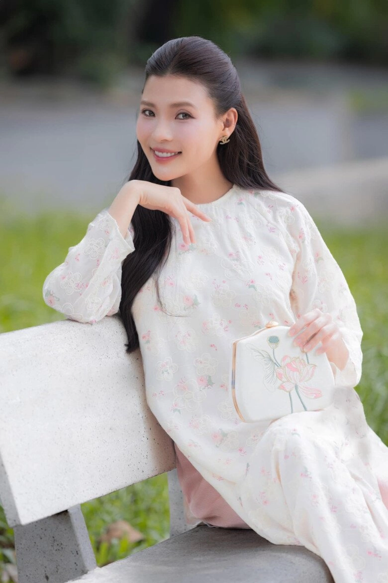 Xuống tóc đầu năm vợ lương thế thành được khen trẻ như idol kpop nhờ kiểu mái đẹp bất bại - 10