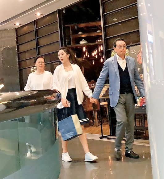 13 năm sống nghèo khó học trường công mặc quần áo rẻ tiền con gái vỡ òa khi biết thân phận thực sự của bố mẹ - 5