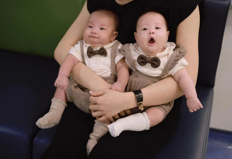 2 cặp sinh đôi của sam và phương oanh ngoại hình đáng yêu như hoạt hình tính cách hoàn toàn trái ngược - 1
