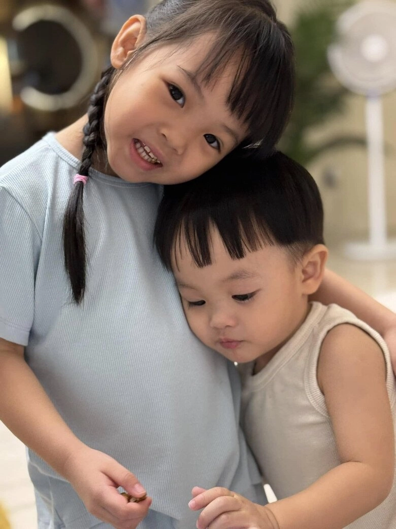 2 con đàm thu trang có tính cách trái ngược sutin dễ tính nhất nhà khác hẳn chị gái được ra đường là vui cả ngày - 9