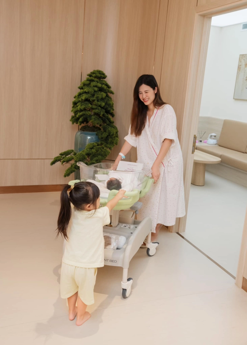 2 con gái của đông nhi như đúc 1 khuôn từ ông cao thắng ái nữ đầu lòng ra dáng chị cả quấn quýt em - 10