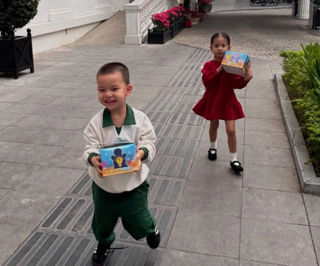 2 con hồ ngọc hà học tiếng việt bài bản nhưng câu hiểu câu không khi nghe giọng bắc ngày càng giống hệt bố mẹ - 1
