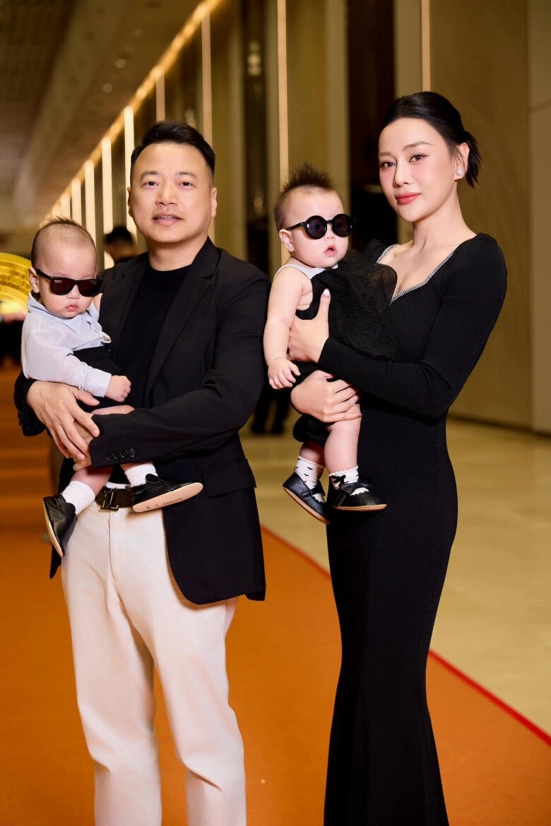 2 con riêng shark bình tranh nhau bế em gái jenny cá mập bố giải thích thái độ phân biệt đối với em trai jimmy - 10