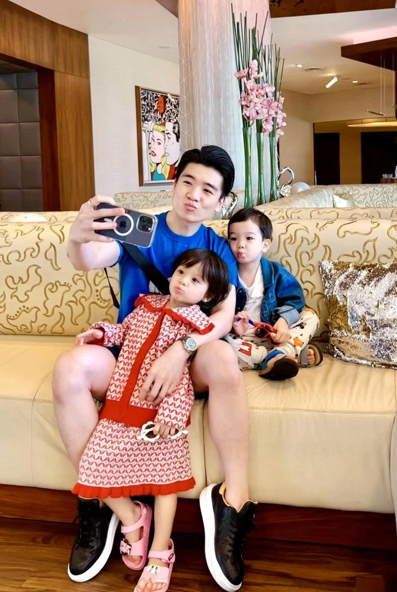 2 doanh nhân điển trai làm bố nhưng giấu danh tính mẹ của con đều sang mỹ đón nhóc tì tự chăm con cực khéo - 4