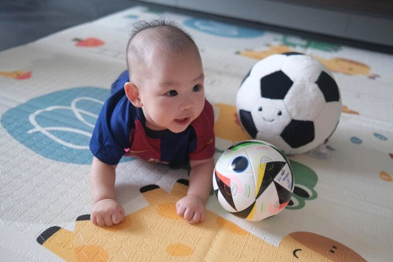 2 hậu duệ của bóng đá việt con trai đoàn văn hậu rõ nét tuấn tú quý tử bùi tiến dũng giống hệt mẹ ukraine - 2