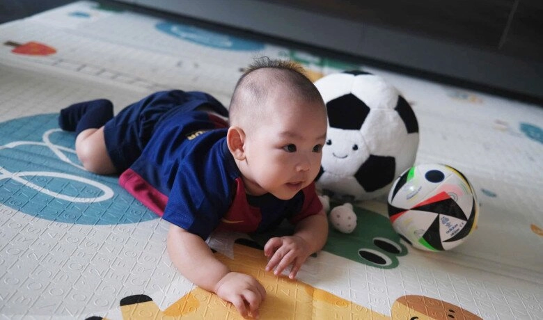 2 hậu duệ của bóng đá việt con trai đoàn văn hậu rõ nét tuấn tú quý tử bùi tiến dũng giống hệt mẹ ukraine - 3