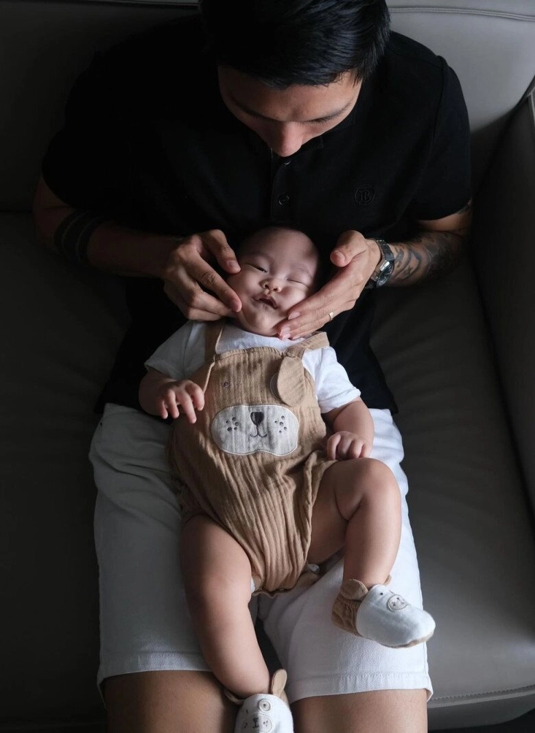 2 hậu duệ của bóng đá việt con trai đoàn văn hậu rõ nét tuấn tú quý tử bùi tiến dũng giống hệt mẹ ukraine - 8