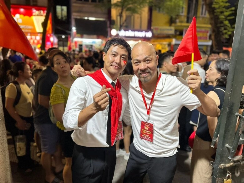 2 nam thần vtv nổi bật tham gia nhiệm vụ a80 người bất ngờ khoe con bụ bẫm người được fan nữ vây quanh xin chụp hình - 8
