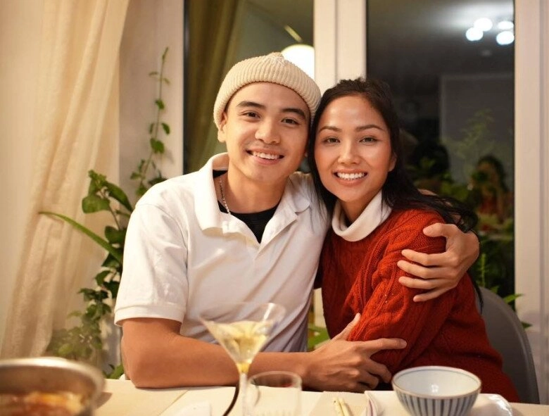 2 nàng hậu giàu có chọn yêu nhiếp ảnh gia khánh vân có thêm cậu con trai hhen niê hẹn hò kín tiếng - 3
