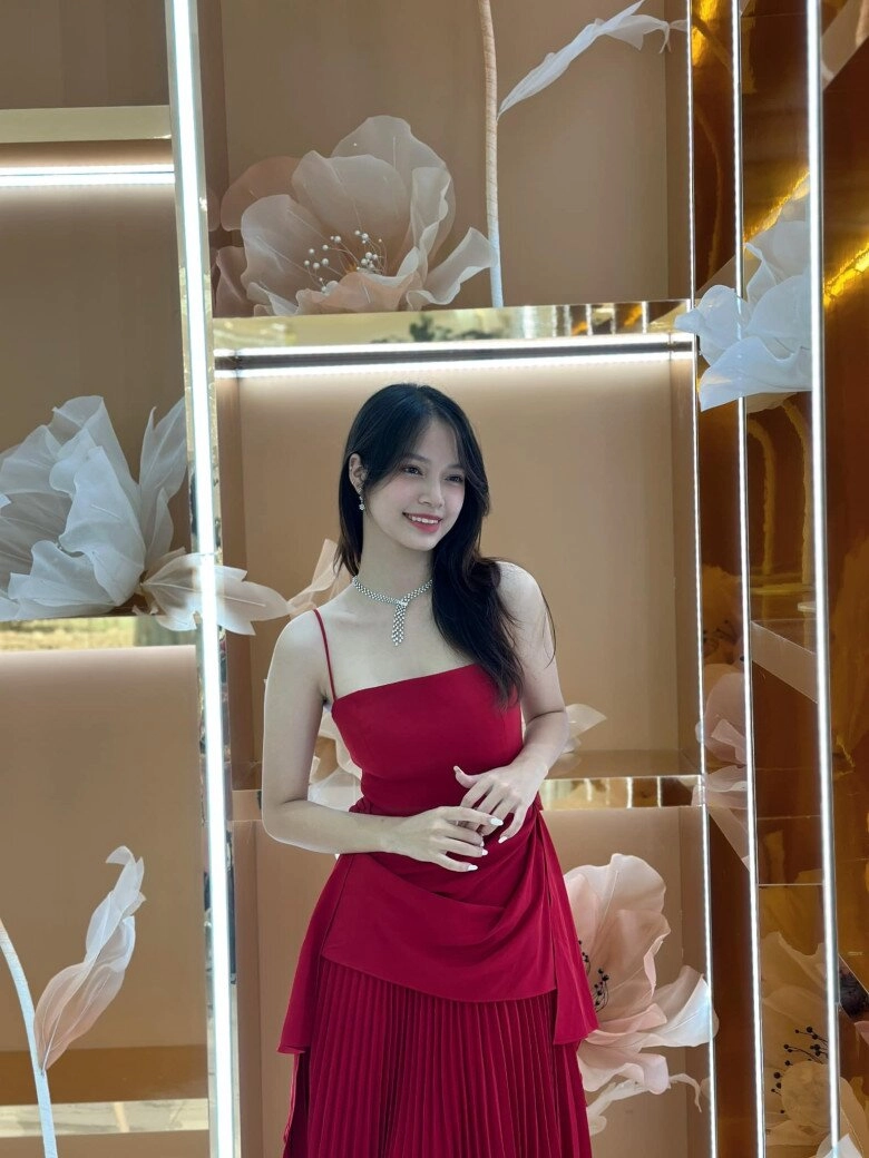 2 nữ mc tuổi trẻ tài cao của vtv người giành học bổng mỹ nay lên dẫn vietnam today người là thạc sĩ báo chí - 5