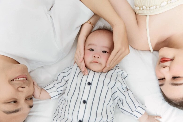 2 quý tử của sam và lê âu ngân anh đều sở hữu nụ cười cá heo điển trai cứ đăng ảnh là gây sốt - 9