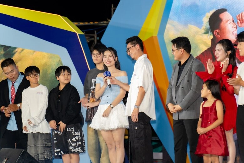 2 quý tử nhà hứa minh đạt lần đầu đóng phim với cha mẹ lâm vỹ dạ nói không cơ cấu giúp các con - 5