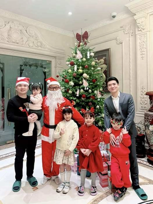 3 cháu bầu hiển chung khung hình dịp giáng sinh anh chồng đỗ mỹ linh dở khóc dở cười vì sự thông minh của 2 con - 1
