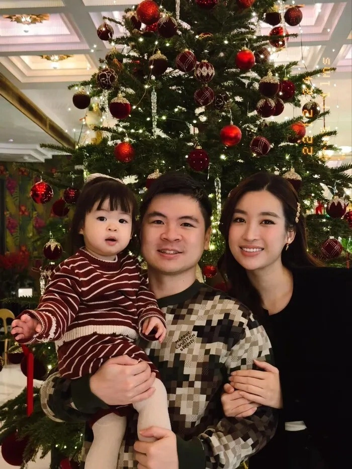 3 cháu bầu hiển chung khung hình dịp giáng sinh anh chồng đỗ mỹ linh dở khóc dở cười vì sự thông minh của 2 con - 7