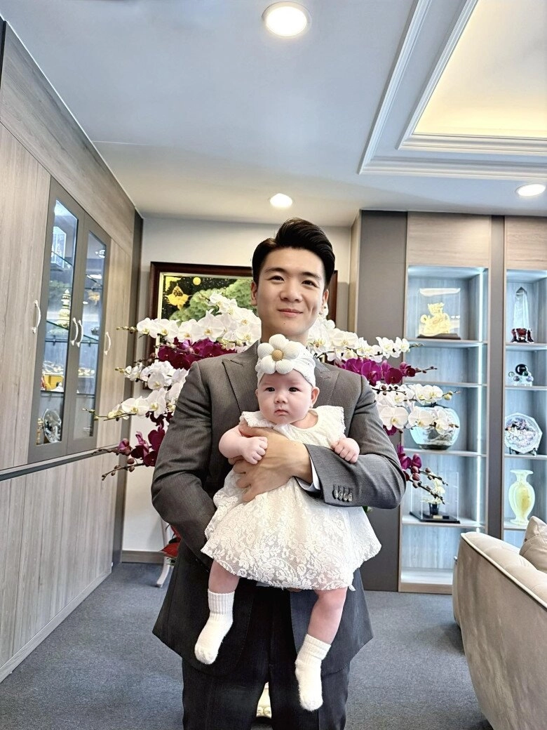 3 cháu nội bầu hiển lên đồ xuống phố thể hiện lòng yêu nước con gái đỗ mỹ linh 2 tuổi đầy lanh lợi - 7