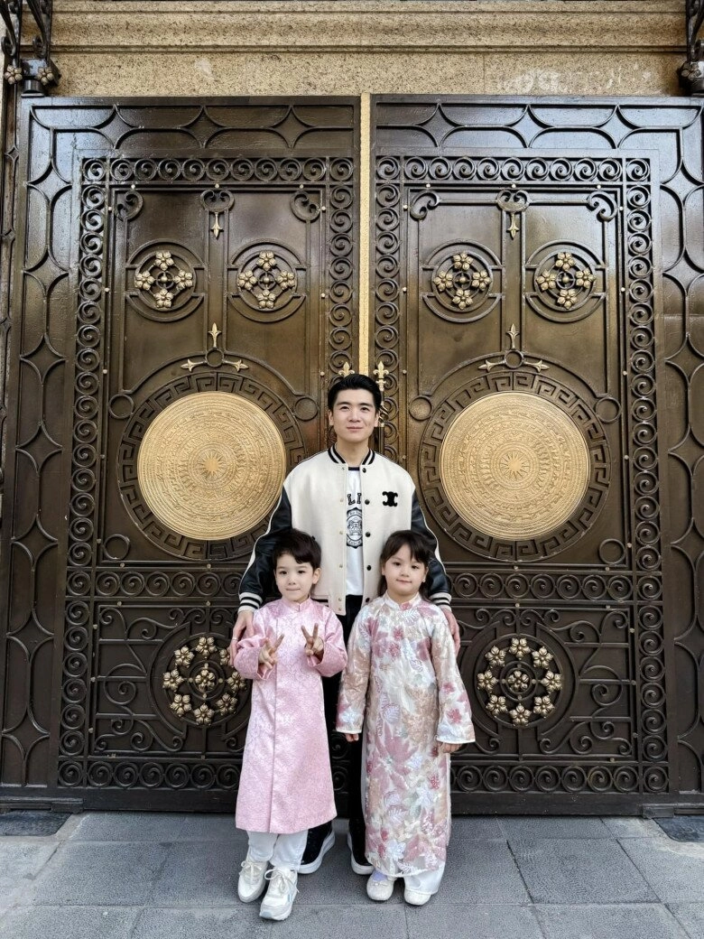 3 cháu nội bầu hiển lên đồ xuống phố thể hiện lòng yêu nước con gái đỗ mỹ linh 2 tuổi đầy lanh lợi - 8