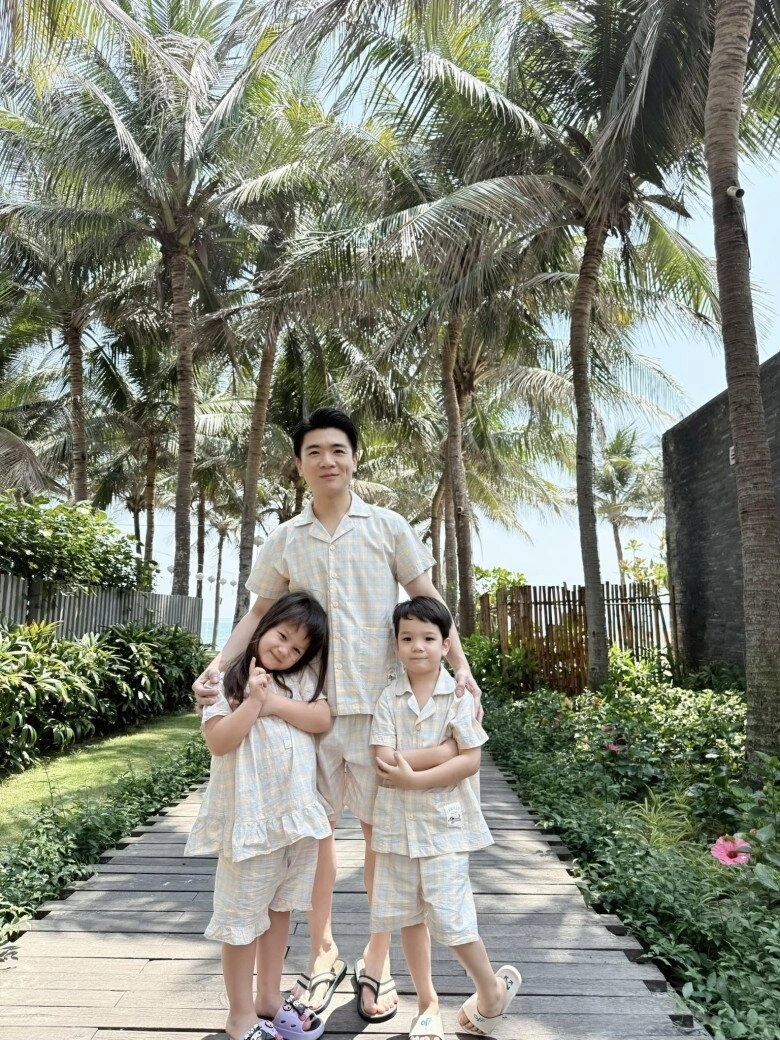3 cháu nội bầu hiển lên đồ xuống phố thể hiện lòng yêu nước con gái đỗ mỹ linh 2 tuổi đầy lanh lợi - 9