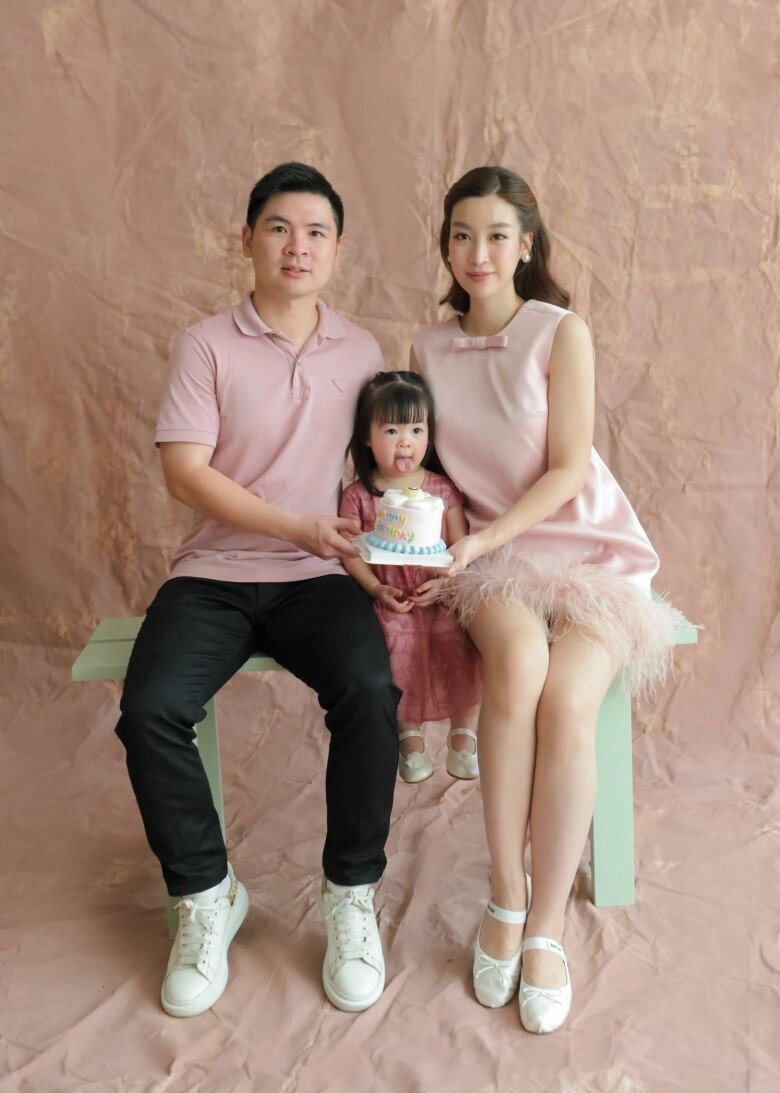 3 cháu nội bầu hiển lên đồ xuống phố thể hiện lòng yêu nước con gái đỗ mỹ linh 2 tuổi đầy lanh lợi - 10