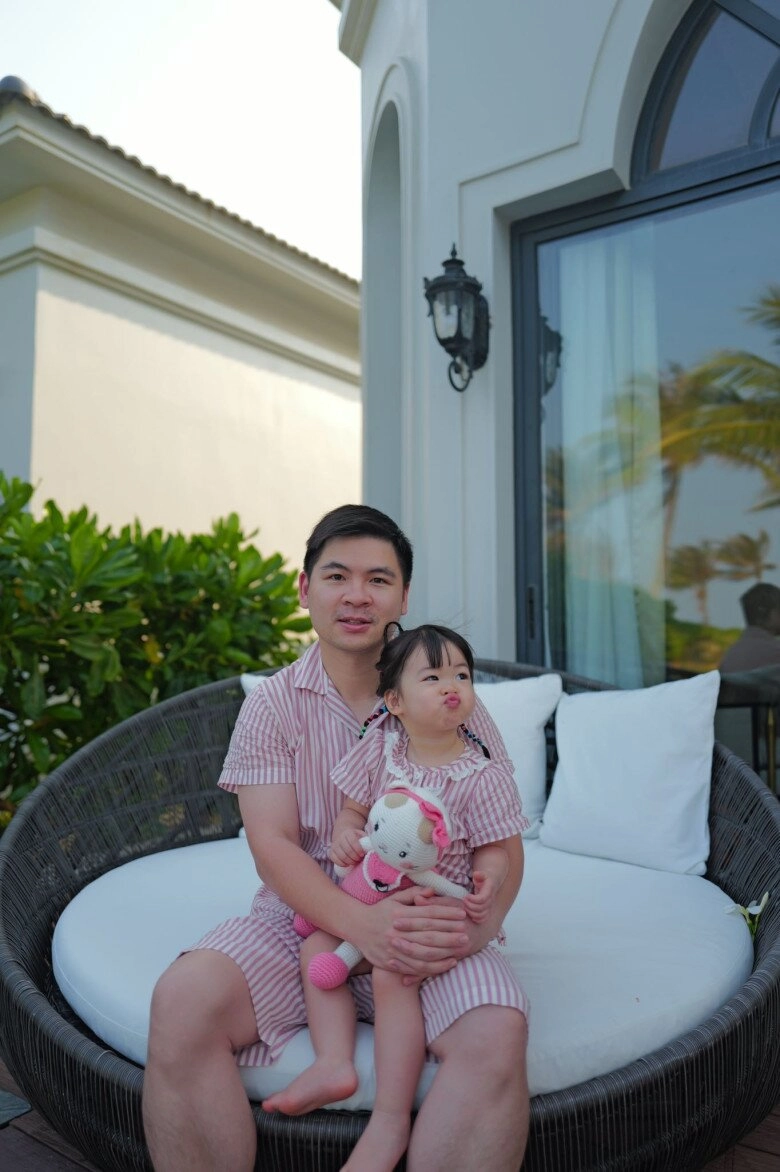 3 cháu nội bầu hiển lên đồ xuống phố thể hiện lòng yêu nước con gái đỗ mỹ linh 2 tuổi đầy lanh lợi - 11