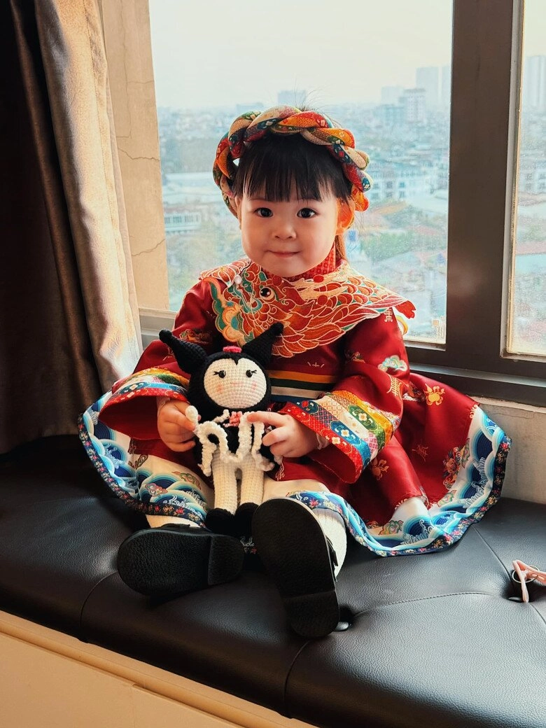 3 cháu nội bầu hiển lên đồ xuống phố thể hiện lòng yêu nước con gái đỗ mỹ linh 2 tuổi đầy lanh lợi - 12
