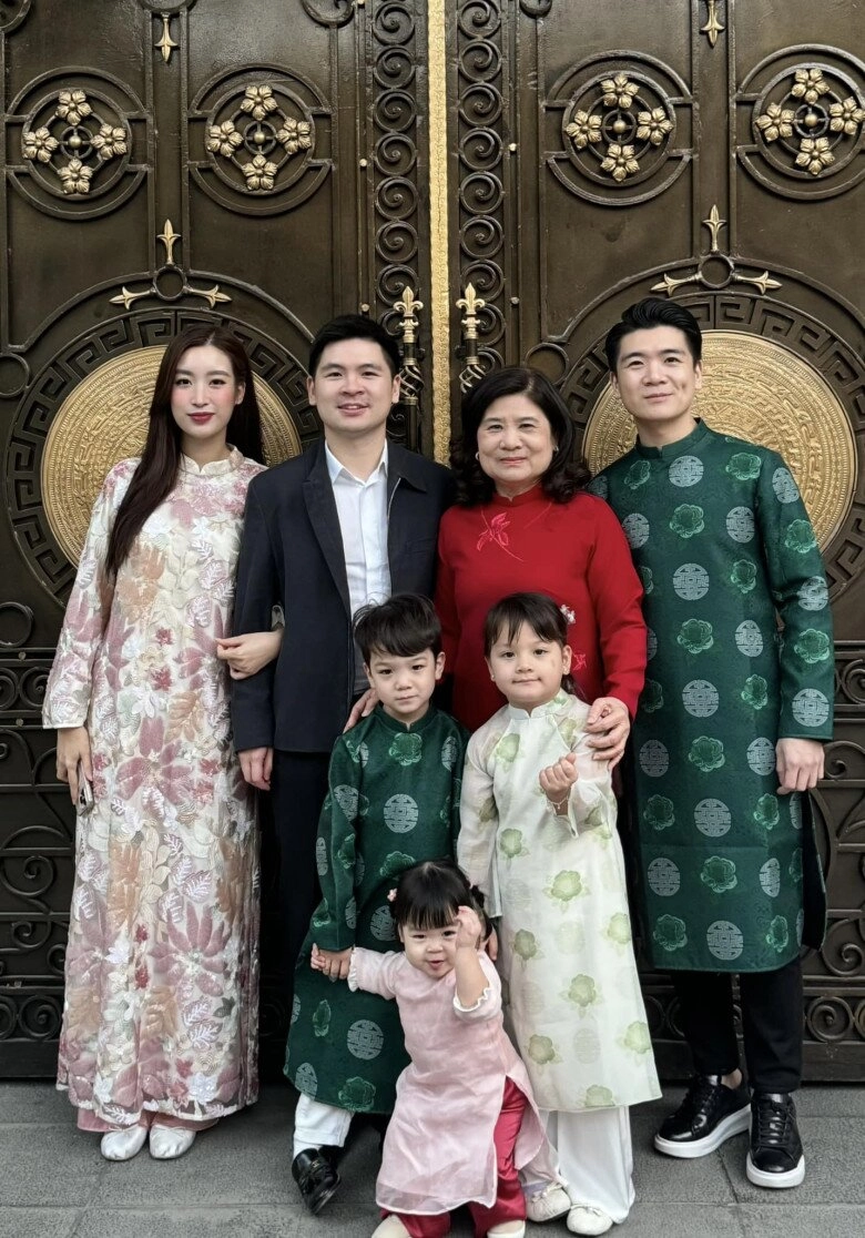 3 cháu nội bầu hiển lên đồ xuống phố thể hiện lòng yêu nước con gái đỗ mỹ linh 2 tuổi đầy lanh lợi - 13