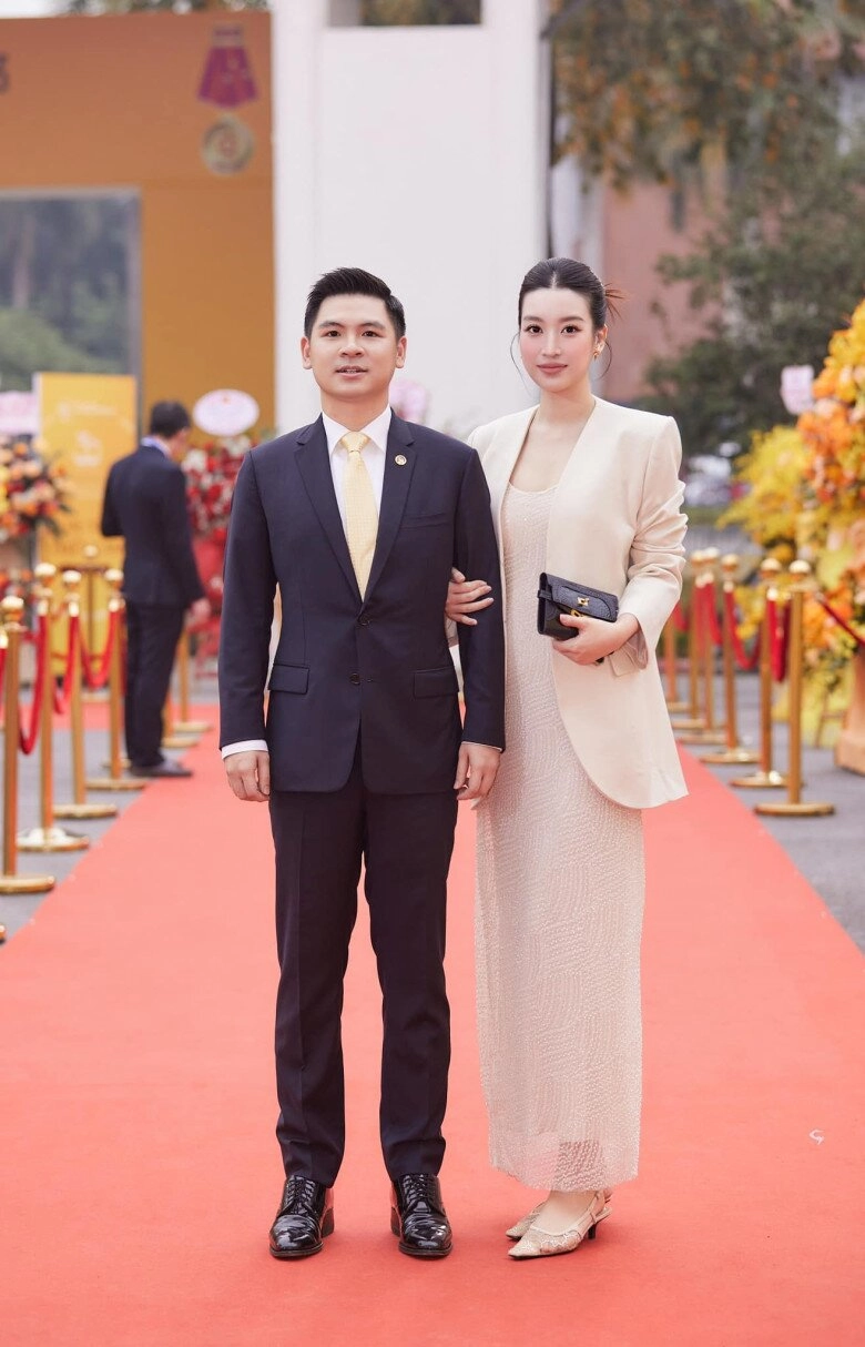 3 cháu nội bầu hiển lên đồ xuống phố thể hiện lòng yêu nước con gái đỗ mỹ linh 2 tuổi đầy lanh lợi - 14
