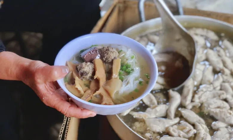 4 địa chỉ ăn bún mọc ngon nhất hà nội chủ quán nặn tới đâu bán tới đó khách ăn bao nhiêu tính tiền bấy nhiêu - 1