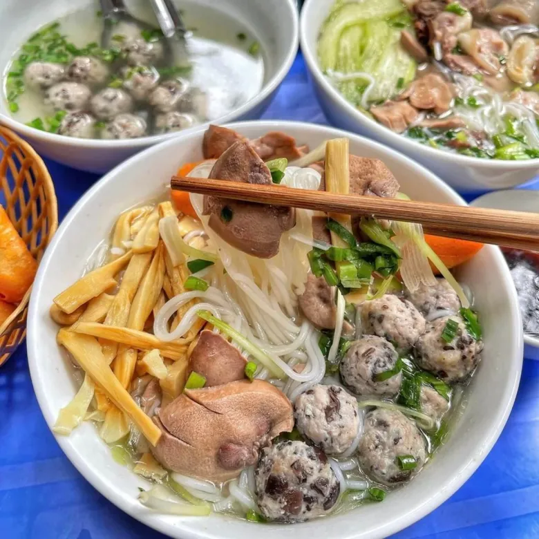 4 địa chỉ ăn bún mọc ngon nhất hà nội chủ quán nặn tới đâu bán tới đó khách ăn bao nhiêu tính tiền bấy nhiêu - 3