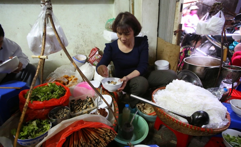 4 điểm ăn sáng tấp nập ở hà nội có quán phở xếp hàng nói không với chanh khách ăn bún phải tự mang thịt bò - 1