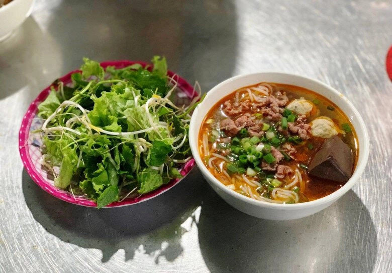 4 quán bún bò núp hẻm gây thương nhớ ở huế có quán bán hết trong vài tiếng có nơi không bảng hiệu vẫn nườm nượp khách suốt chục năm - 2