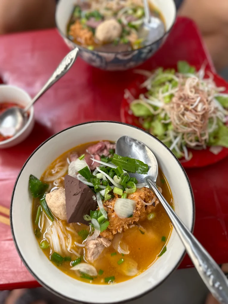4 quán bún bò núp hẻm gây thương nhớ ở huế có quán bán hết trong vài tiếng có nơi không bảng hiệu vẫn nườm nượp khách suốt chục năm - 3