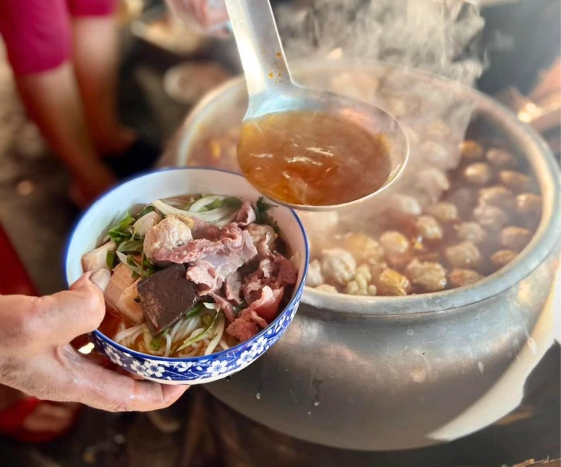 4 quán bún bò núp hẻm gây thương nhớ ở huế có quán bán hết trong vài tiếng có nơi không bảng hiệu vẫn nườm nượp khách suốt chục năm - 4