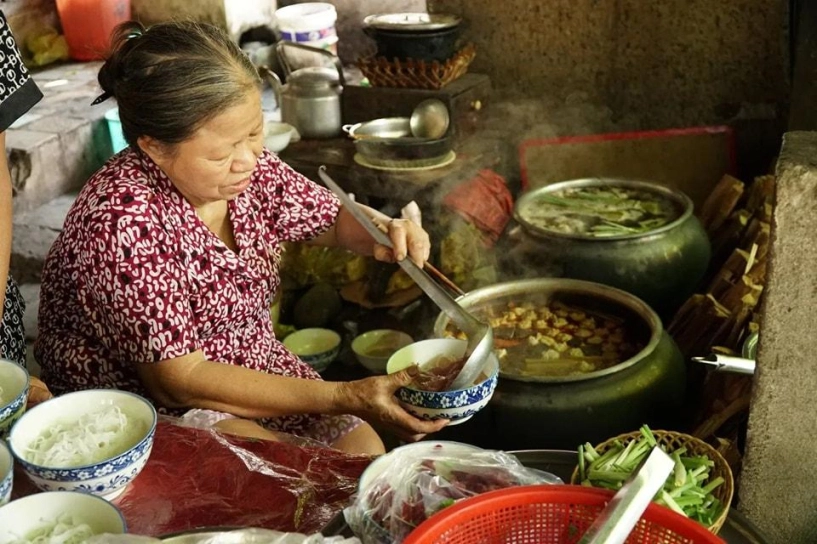 4 quán bún bò núp hẻm gây thương nhớ ở huế có quán bán hết trong vài tiếng có nơi không bảng hiệu vẫn nườm nượp khách suốt chục năm - 6