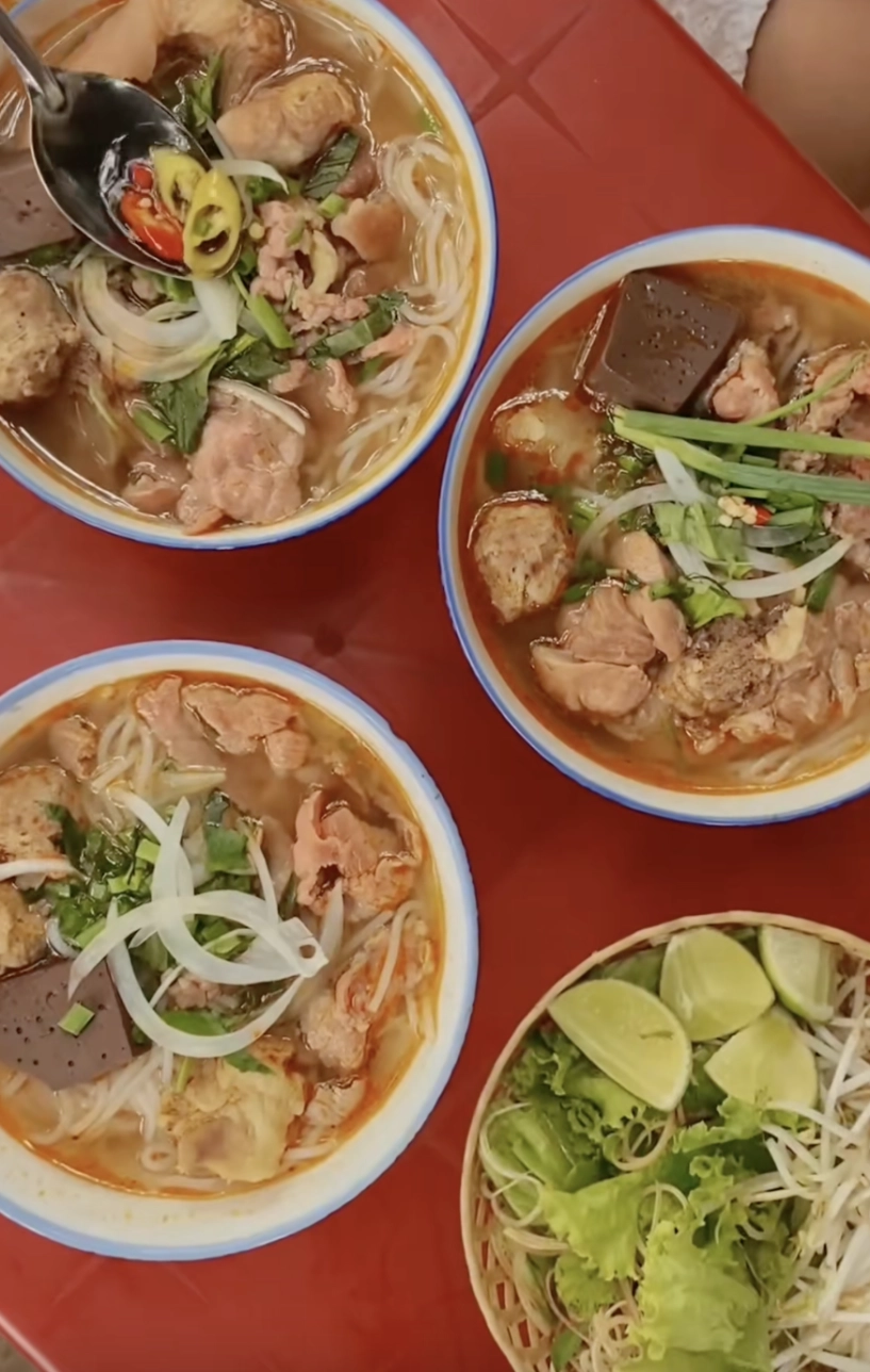 4 quán bún bò núp hẻm gây thương nhớ ở huế có quán bán hết trong vài tiếng có nơi không bảng hiệu vẫn nườm nượp khách suốt chục năm - 7