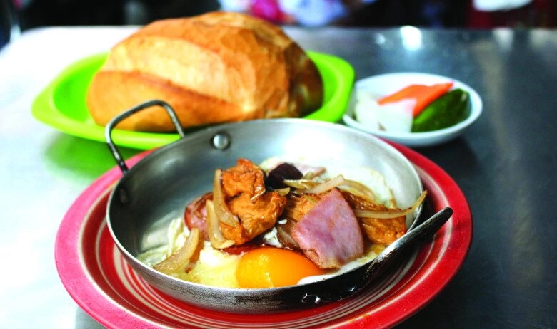 5 đặc sản bánh mì sài gòn nên thử có tiệm được vinh danh xe bánh mì ngon nhất thế giới gần 30 năm chỉ bán một loại nhân - 1