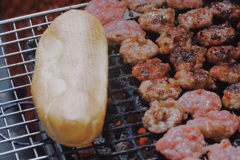 5 đặc sản bánh mì sài gòn nên thử có tiệm được vinh danh xe bánh mì ngon nhất thế giới gần 30 năm chỉ bán một loại nhân - 4