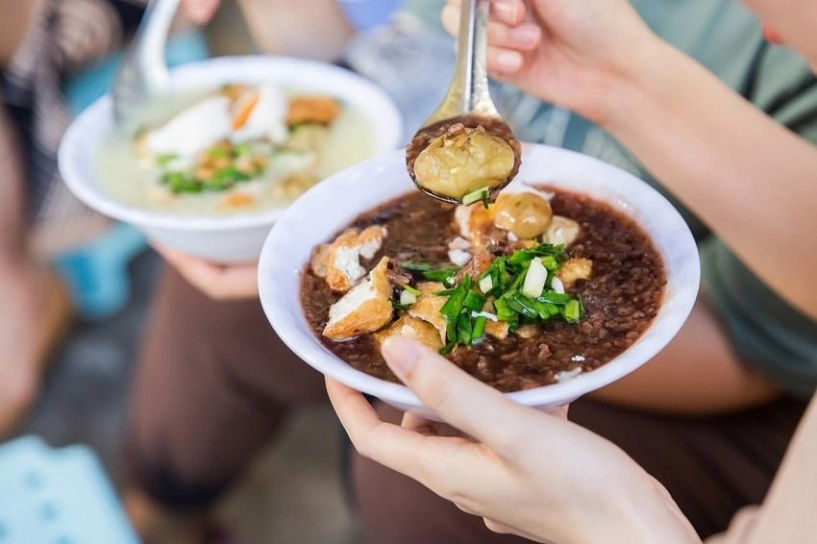 5 đặc sản cháo hà nội món ăn vặt vừa ngon vừa rẻ có loại phải thưởng thức bằng đũa mới chuẩn vị - 4