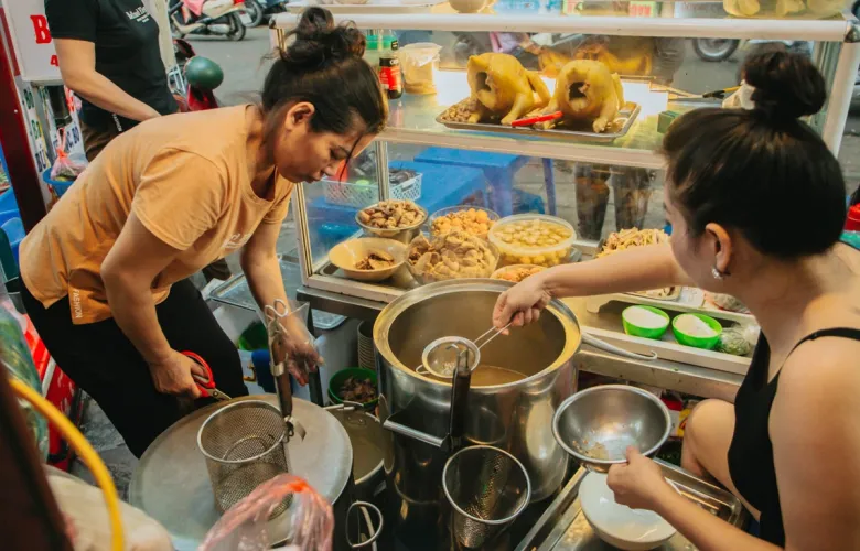 5 địa chỉ ăn bún thang đông nhất hà nội có quán bán 500 bát mỗi tối xếp hàng cả tiếng mới đến lượt - 1
