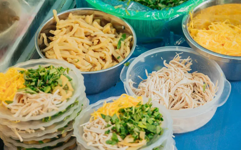 5 địa chỉ ăn bún thang đông nhất hà nội có quán bán 500 bát mỗi tối xếp hàng cả tiếng mới đến lượt - 4