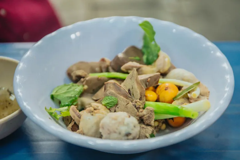5 địa chỉ ăn bún thang đông nhất hà nội có quán bán 500 bát mỗi tối xếp hàng cả tiếng mới đến lượt - 5