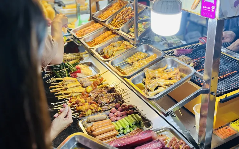 5 khu phố ẩm thực ngon nổi tiếng sài gòn món gì cũng bán có nơi chật hẹp chỉ toàn xe đẩy mà khách nườm nượp - 1