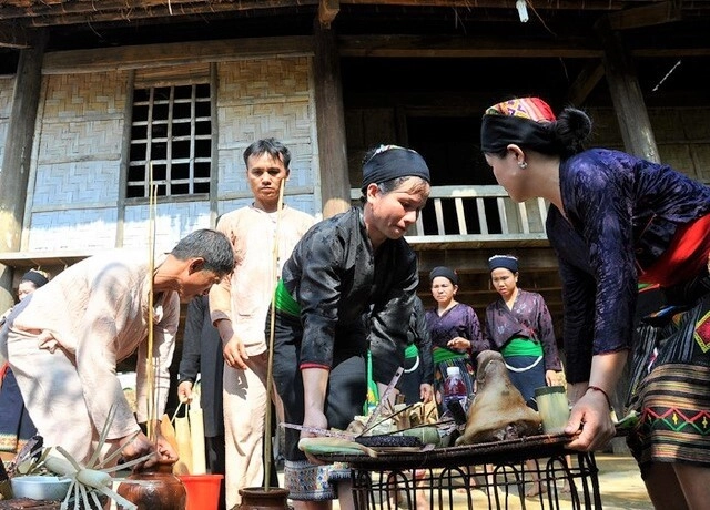 5 phong tục kỳ lạ nhưng lấy may mắn ở việt nam cùng gội đầu để xin vía có nơi đợi tiếng sấm đầu tiên để cúng năm mới - 2