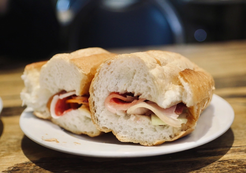 5 quán bánh mì cổ nhất hà nội 80 năm giữ công thức đẫm nhân full topping giá 120000 đồngchiếc vẫn đắt hàng - 1