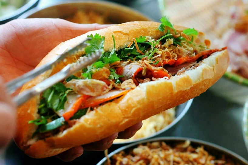 5 quán bánh mì cổ nhất hà nội 80 năm giữ công thức đẫm nhân full topping giá 120000 đồngchiếc vẫn đắt hàng - 4